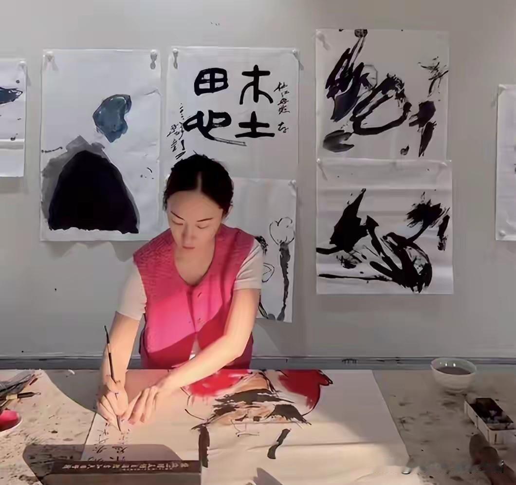 大美女霍思燕怪不得现在不演戏了。因为她有比演戏更大的爱好。第一大爱好就是家里