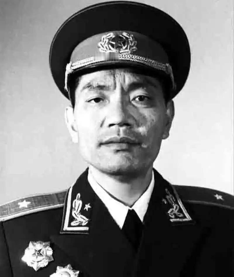 1982年，开国少将尤太忠视察部队，见一副团长好生眼熟，暗骂一句大事不好，立刻打