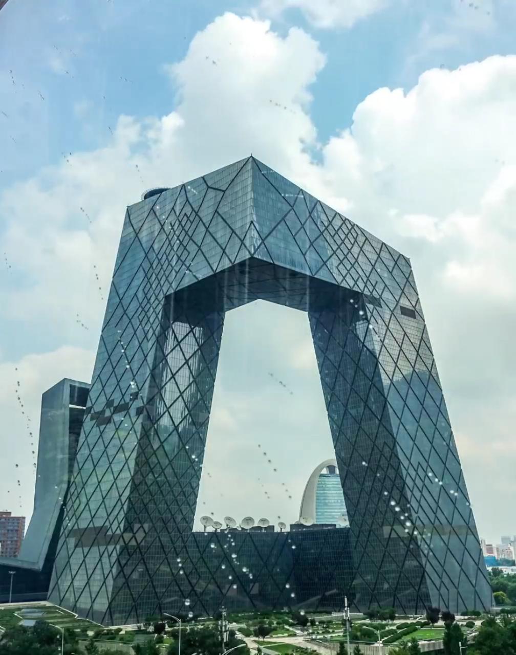 央视大楼竣工前后，“大裤衩”的绰号早已传遍大街小巷。多年以后，大楼的洋人设计师库