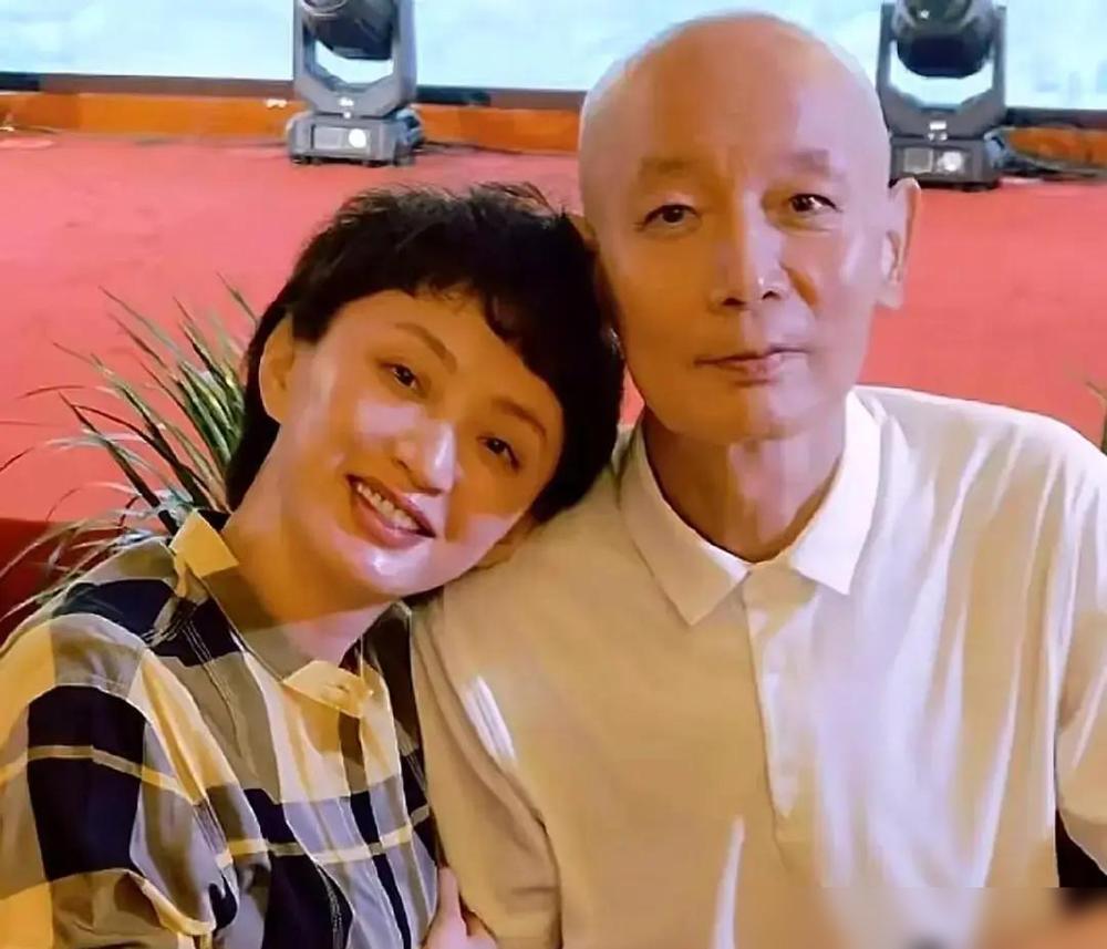 父亲缺席葬礼三天后，带着新太太上了头条。24岁的许何，独自选墓地、定流程、接待母