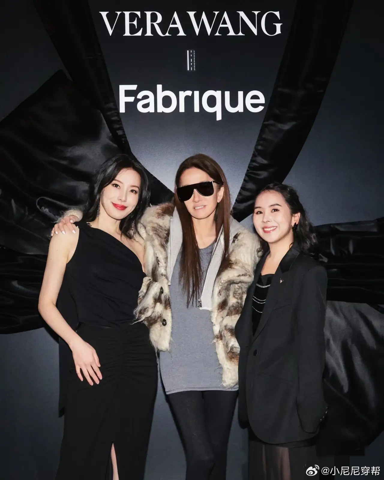 蔚来老板娘王奕芝美国与王薇薇合影，蔚来老板娘王奕芝晒出自己在纽约参加时装周时与社