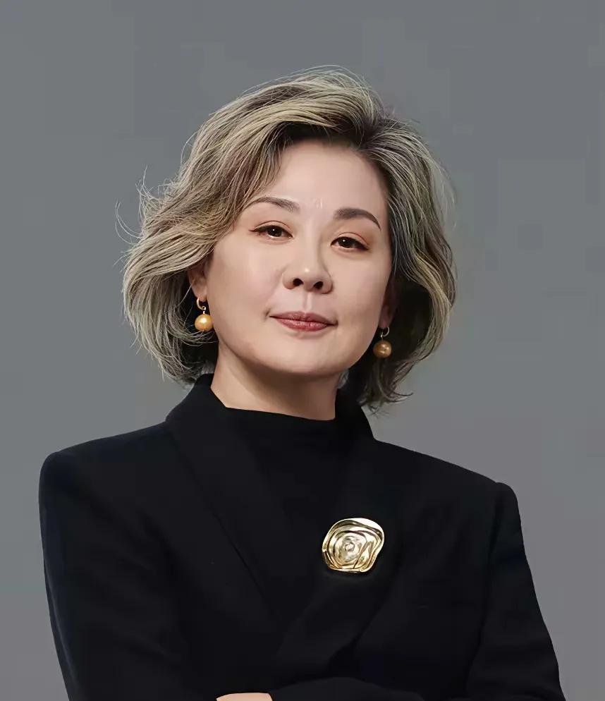 哇塞！她依然还是这么的优雅，这么的从容，这么的端庄。好多年轻时很漂亮的明星，像