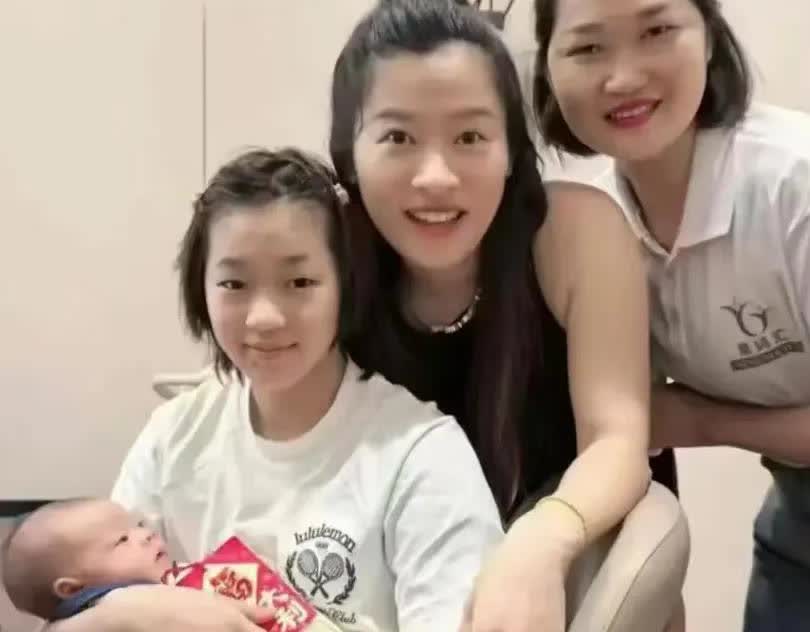 我问了省队的跳水教练，全红婵体重上去就下不来了吗？他合上训练本，叹了口气
