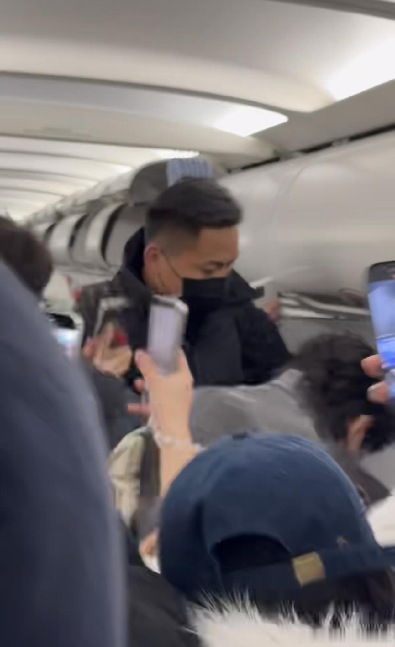 曝成毅助理打粉丝有的ss就是没有底线，为了拍明星已经不顾一切，也不会在乎是否打扰