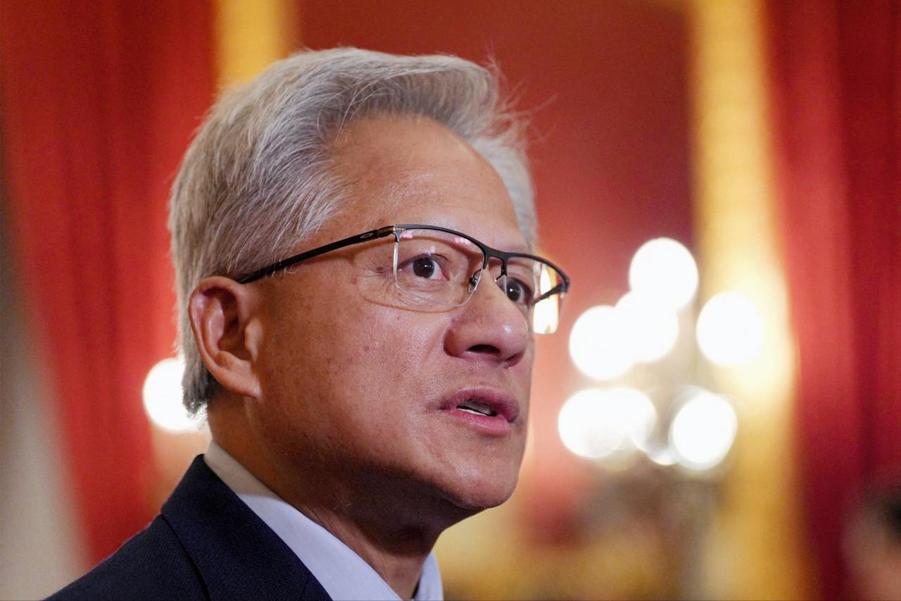 有观点认为，现在的黄仁勋正面临当年黄安的困境。需要指出黄仁勋和黄安都是华人，