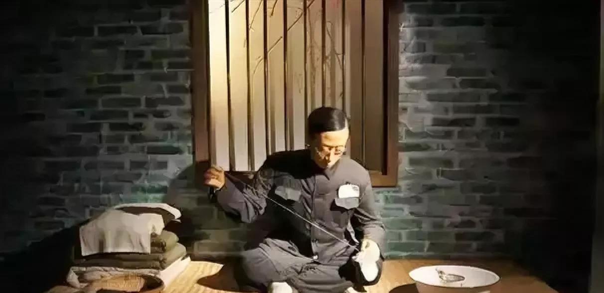 世人说他叛国，不以为然。溥仪作为一朝天子，6岁逊位，常怀有对列祖列宗的愧疚。