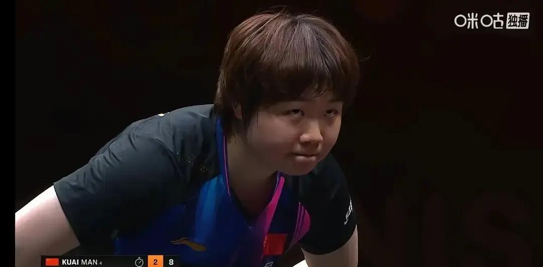 蒯曼这姑娘，球打得是真不错，可总差那么一口气。大伙都开玩笑，说她该拿个