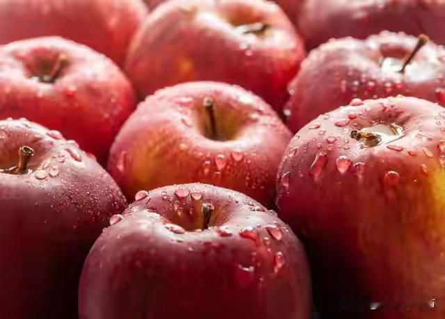 由于我不停的吃“蒸苹果”，导致现在脸蛋越来越红润透亮由于我不停的吃“蒸苹果”