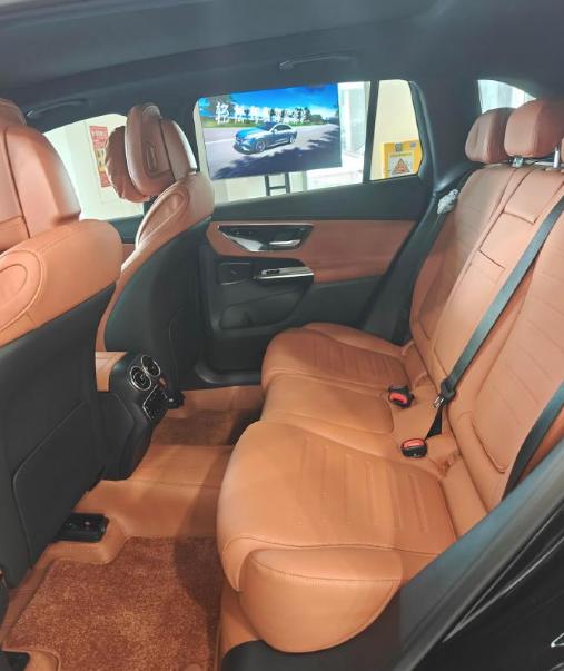 奔驰车的内饰确实没得说，这款奔驰GLC的内饰采用了木纹装饰，橙色座椅看上去很有档