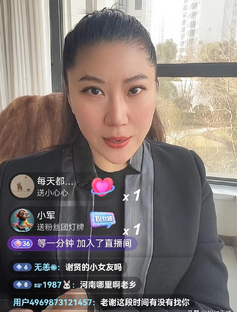 “2000万分手费花光了？”49岁年龄差前女友Coco直播穷到抠脚，网友笑她：
