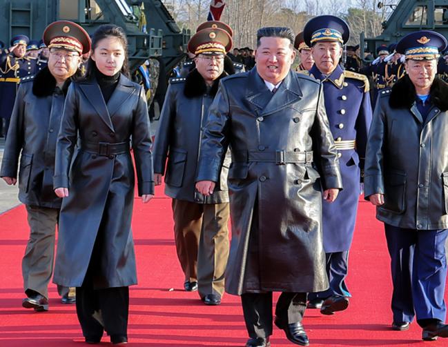 金正恩女儿再次公开露面，她身穿一袭皮衣，散发不寻常气场。金正恩今日在该国