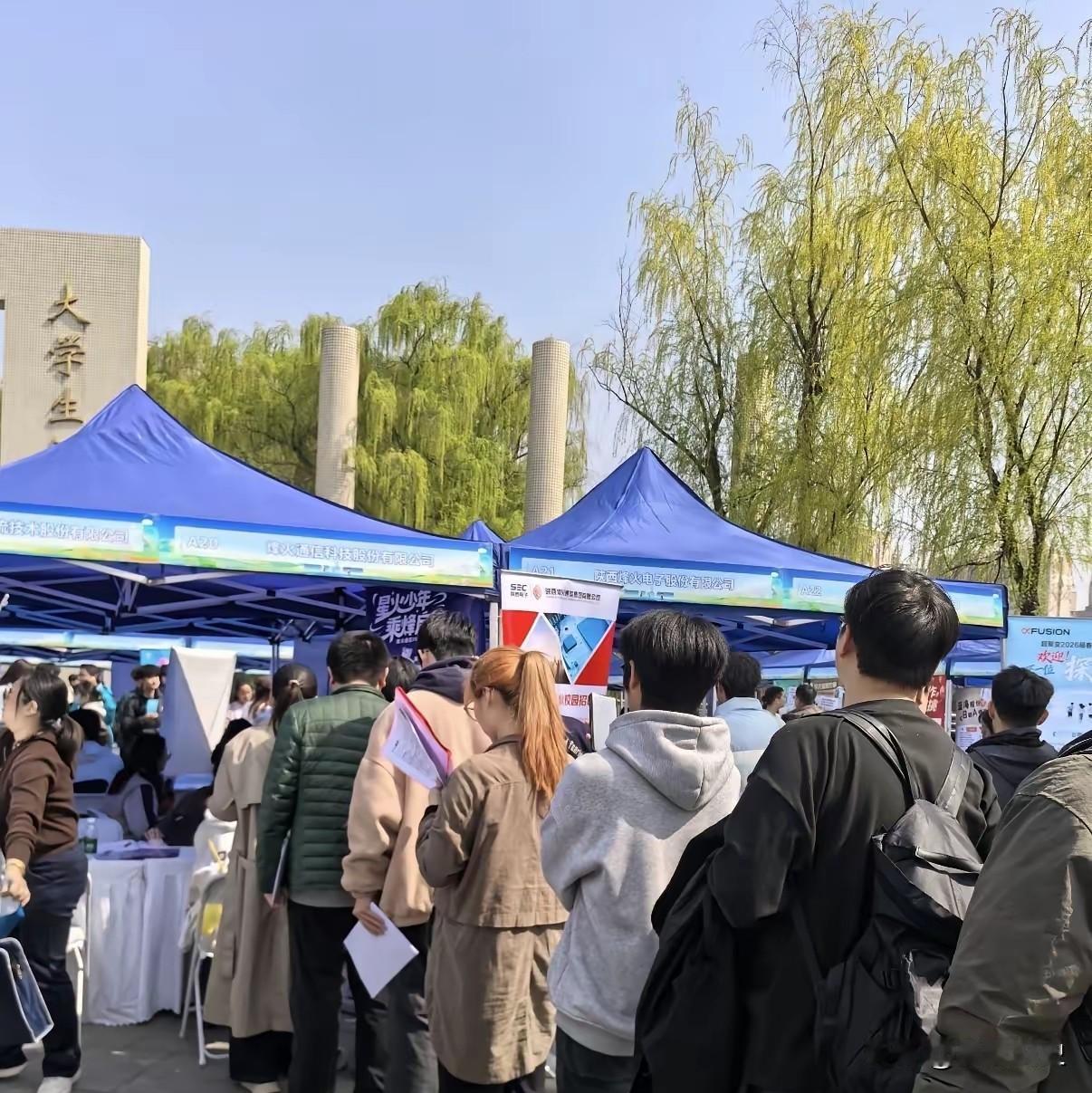 现在的大学生找工作真难。​我儿子去年六月毕业的，到现在还在家待着。他投了三