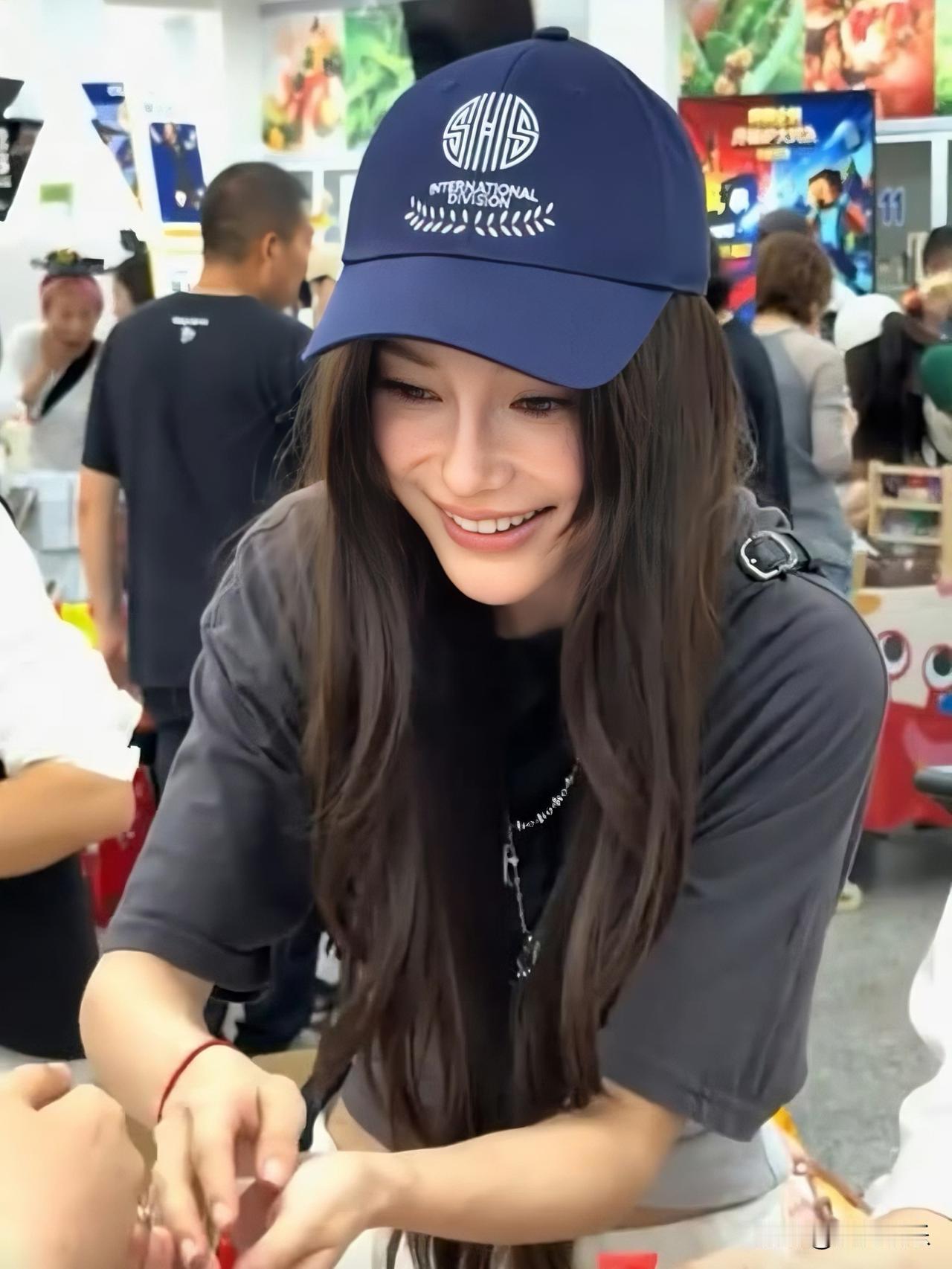 Angelababy杨颖又去参加小海绵学校举办的义卖活动了，跟去年的装扮相比，今