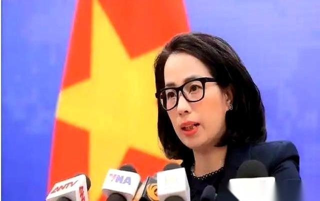 8月28日的新闻画面里，越南外交部发言人范秋姮站在发言台前，抛出了一份声明。她