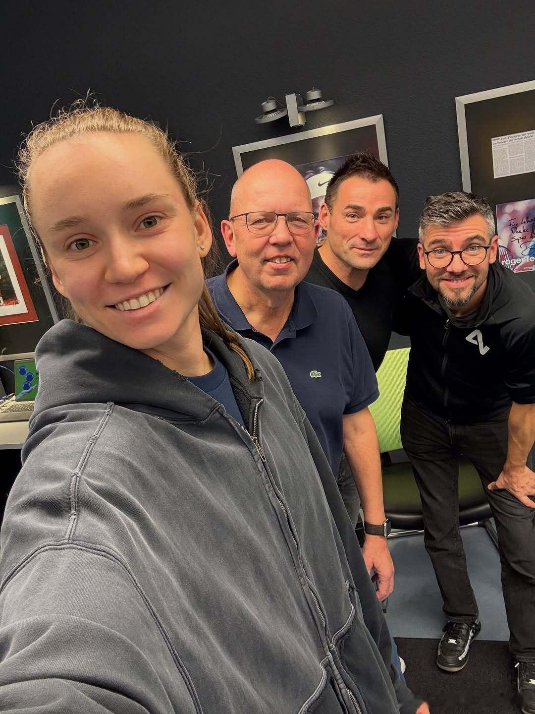 莱巴金娜在德国🇩🇪刚刚夺得WTA年终总决赛冠军的莱巴金娜在德国，她和理疗师来