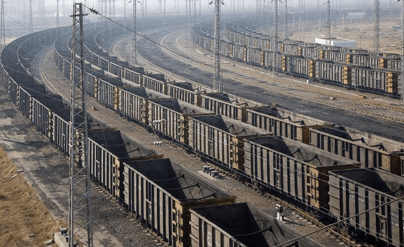 我国最长火车共320节车厢满载3万吨煤炭