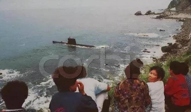 1996年韩国江陵潜艇渗透事件中被缴获的朝鲜微型潜艇:该艇在韩国江原道江陵市海