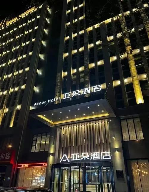 住酒店还能把枕头买回家，谁能想到啊？亚朵靠着这个不起眼的副业，单款枕头狂卖25.