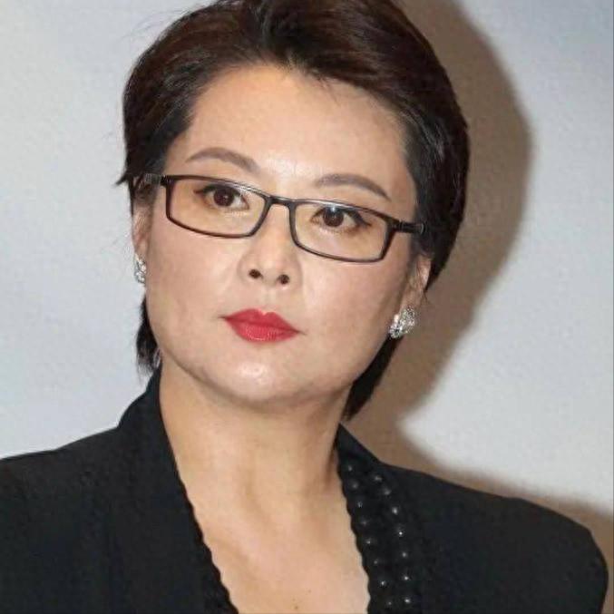 70岁晚节不保？袁立爆料搅得娱乐圈“天翻地覆”娱乐圈啊，那真是个热闹得像菜市场