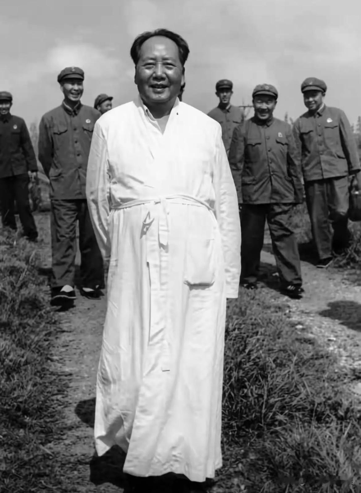 1966年7月，毛泽东主席在武汉完成最后一次畅游长江后，于驻地郊外土路上散步的珍
