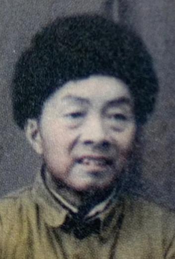 1935年长征进入甘肃地界，开国上将刘亚楼的警卫员谢志坚，被当地保长吊在村口树上