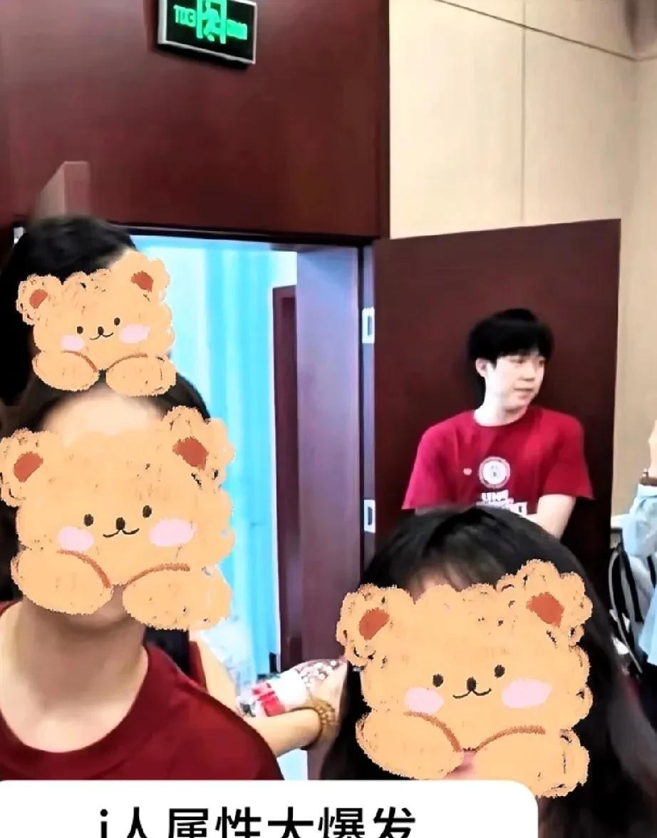 [呲牙笑][呲牙笑]果然谁上学都有等下课铃的心！王楚钦开学第一天贴着门板像等放学，像