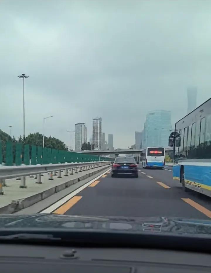 太好了，李律开车回到了北京！过了检查站就到了，北京，李律说：也许你们会想起