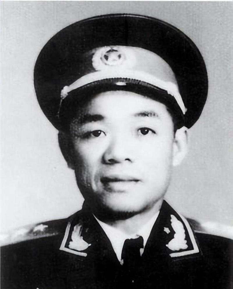 韩先楚和刘震，同属于一个班，班长开国中将陈先瑞。参加革命时，刘震职位高于韩先楚，