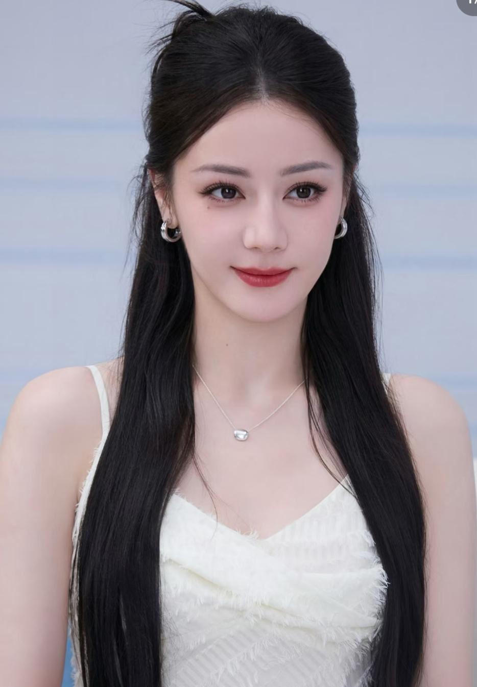 果然，人还是要多读书。不信你看迪丽热巴，简简单单给大家报个平安，却让她说的滴