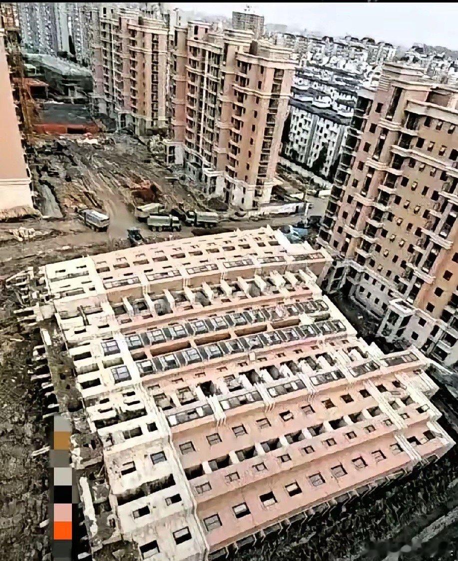 这张照片当年很火！是因为2009年上海市闵行区莲花南路上的在建楼房倒塌了，但并没