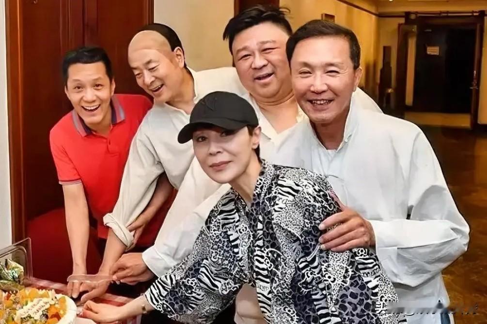 这几位演技“不相上下”，但是论台词他是最好的！右边是吴刚和岳秀清两口子，左边