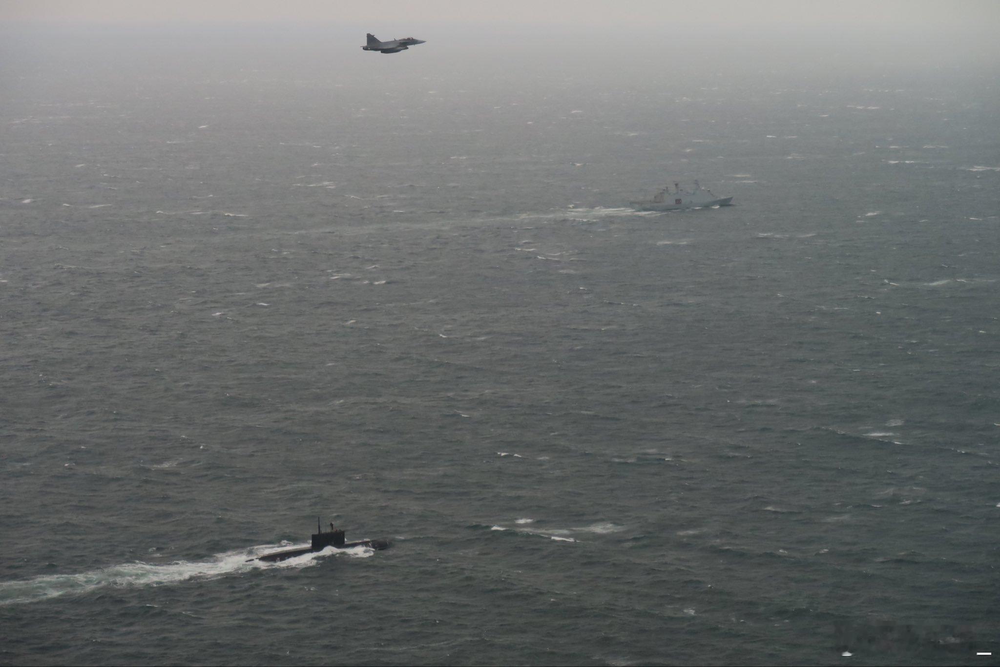 瑞典空军鹰狮战斗机前天在卡特加特海峡监视一艘俄军636.3型潜艇，该艇正从北海驶