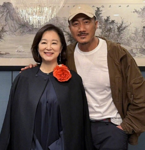 70岁的林青霞和胡军夫妇，岁月从不败美人。