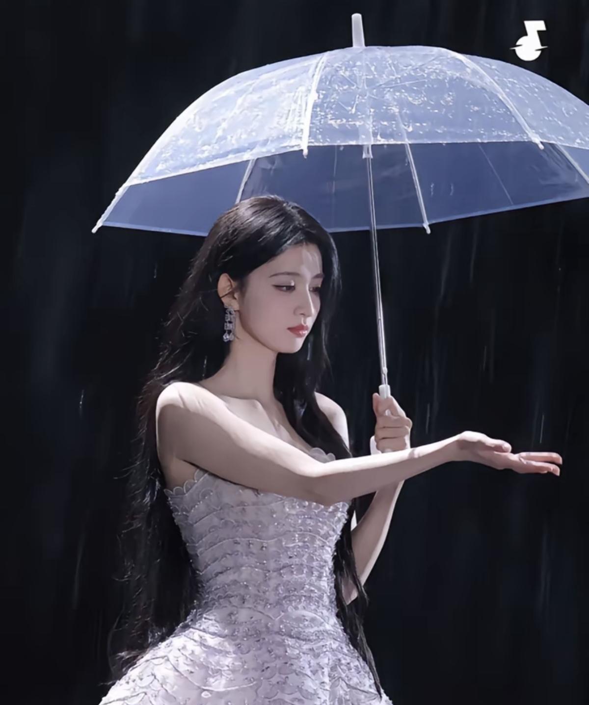 “淋过雨却开满花瓣的王冠”王楚然会越来越好的楚然值得一起陪楚然走花路！[流