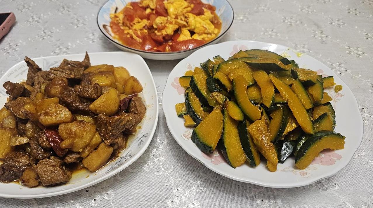 看看我家的晚餐，如何？还不错吧。我是做家政的大姐，下午临时加了一单活，