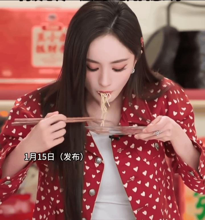 内娱还真的是共用一张脸[捂脸哭]两个顶流都能撞脸杨幂新妆造评论区好多人认错赵丽