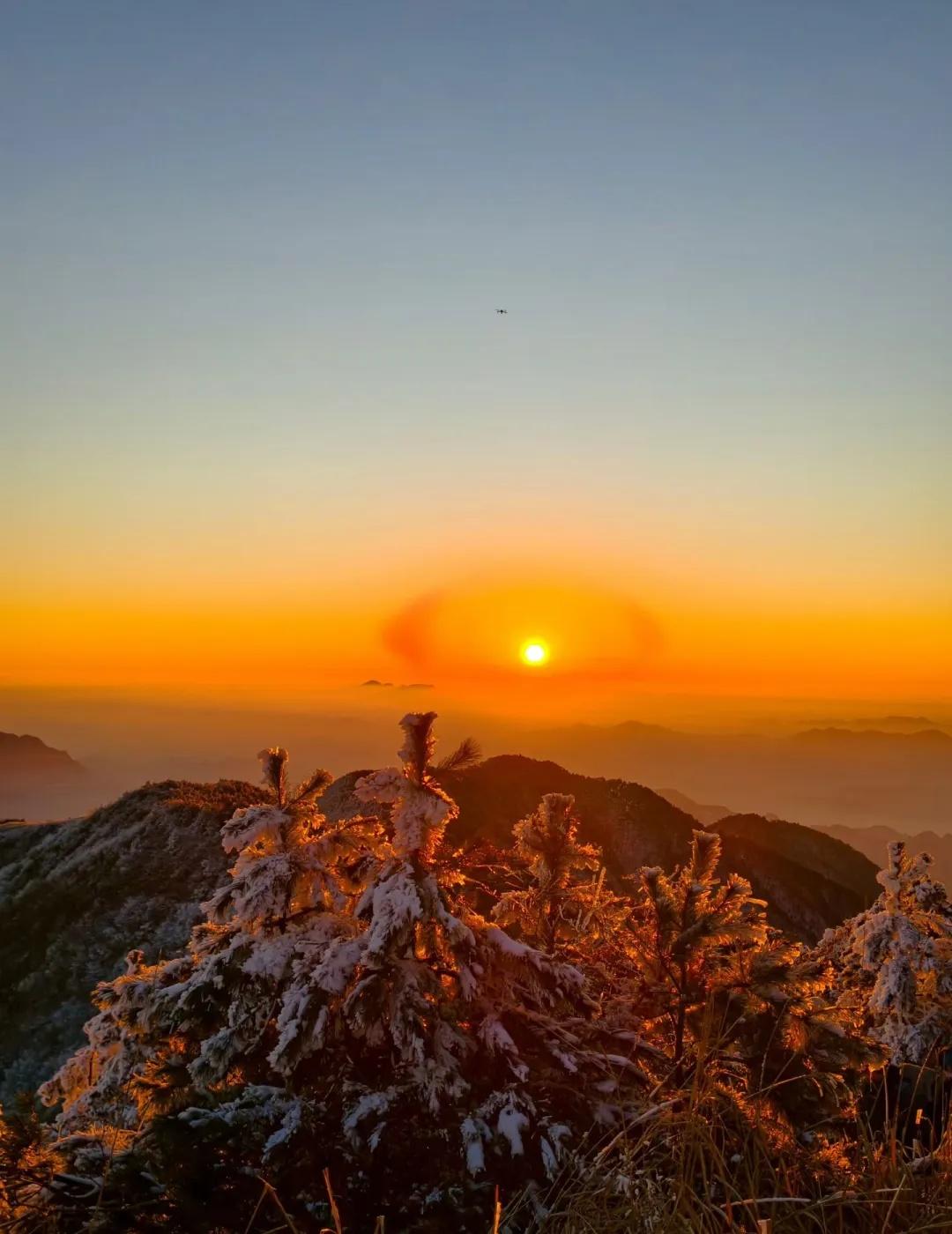 1.3太子尖日出经典路线‌：从太子尖驿站出发，4.3公里/2-3小时登顶，沿