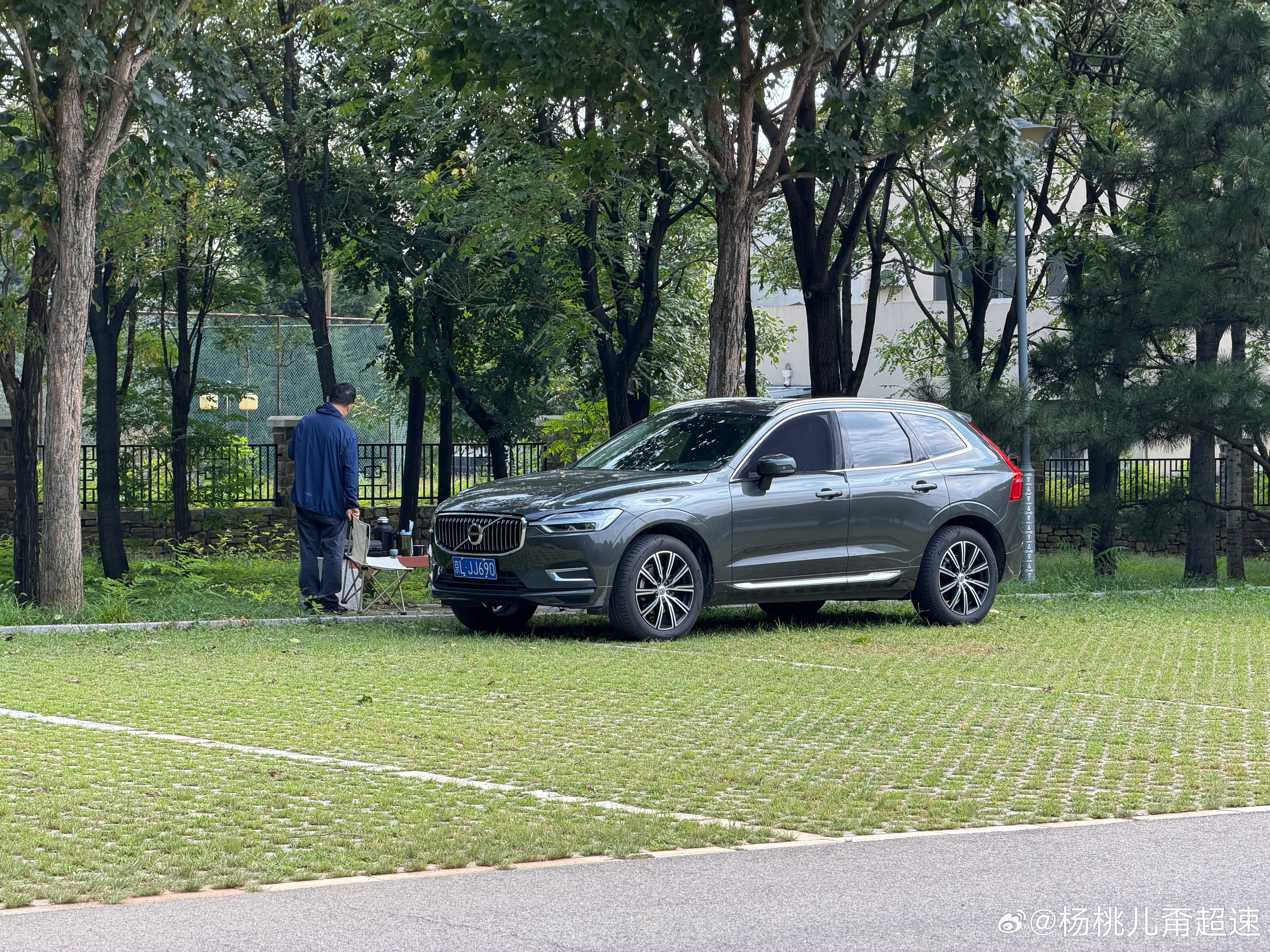 我们在这儿拍摄了大概俩小时，大哥就这么一个人静静地坐着，不知道什么时候来的，这就