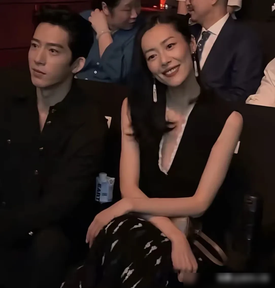 李荣浩演唱会突然喊话井柏然，我真不敢看你演的《早春晴朗》！现场几万人瞬间懵了，井柏然不是你铁哥们吗，