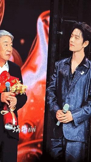 谁能想到，肖战靠一个3秒的动作火了俩月还没凉。这事发生在2026东方卫视跨