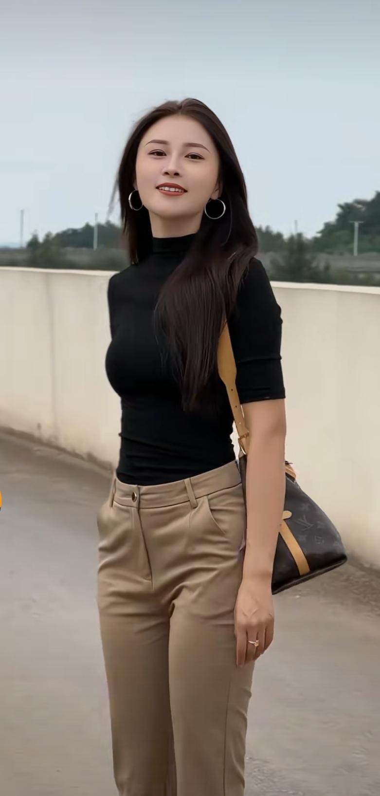 这位妹子说:“两性是永恒的话题”！男人在谈恋爱时，都喜欢占女孩子便宜，“动手动脚