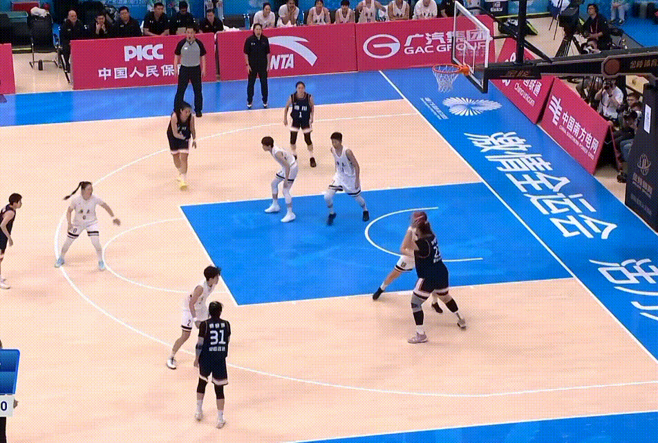 这场决赛太经典了，四川队坐拥李梦、王思雨等一众持球高手，最后追分时刻居然放上大中