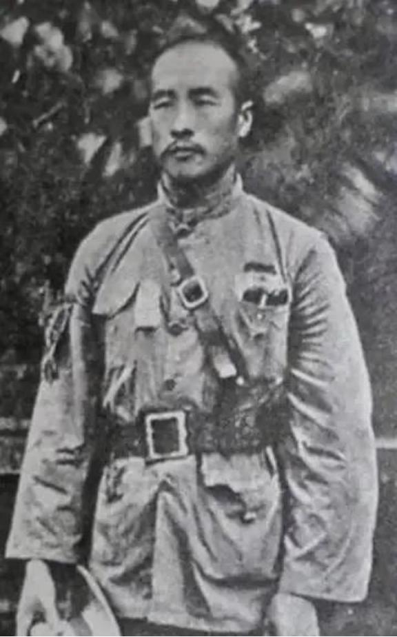 韩复榘丢了山东之后，跑到河南袁家园开会，会议结束时已是傍晚，韩复榘正要走，旁边一