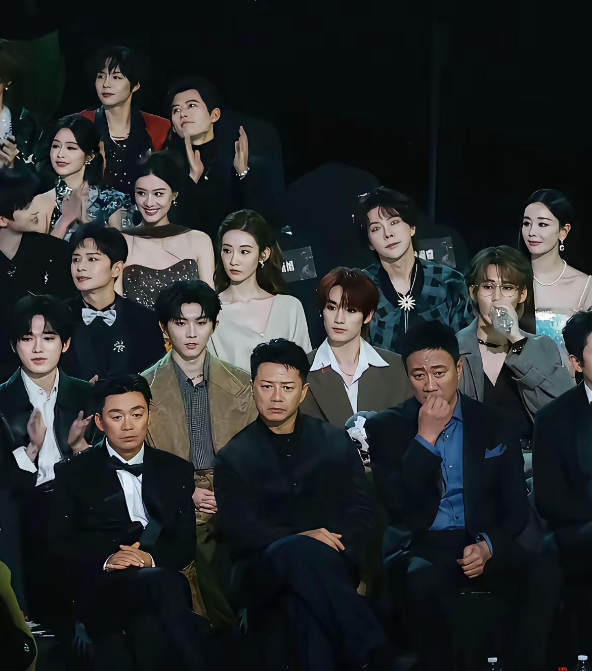 笑死了，第一排的属于正常肌肤，黑黝黝的，一看就是硬汉形象，个个也是实力派。再往