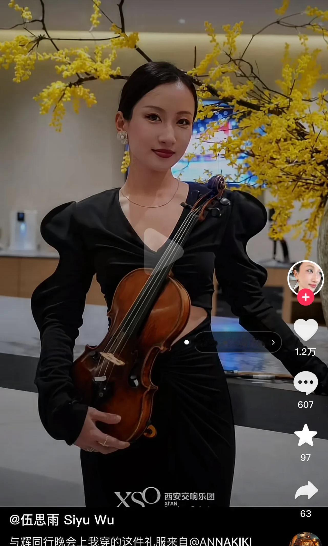 董宇辉跨年夜，硬是把一位穿露脐装的提琴手送上了热搜。谁能想到，这位看似靠造型博