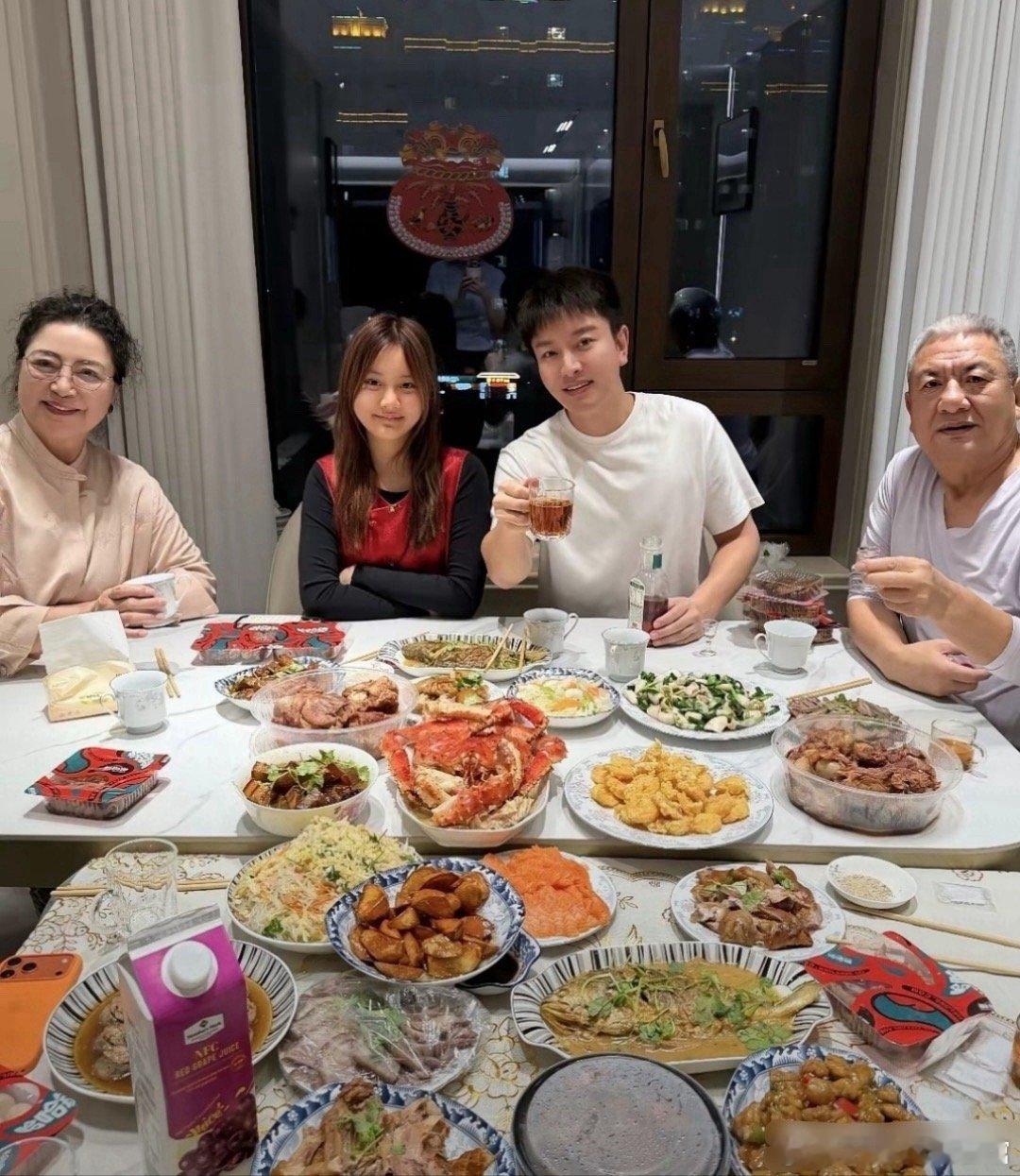 贾乃亮家吃的一看就是东北菜。