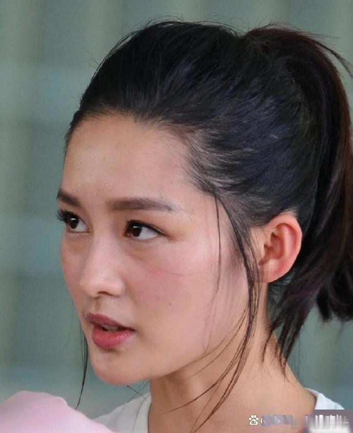 李沁这脸一看就知道是真实的现在的女明星，假得别说是被看到细斑了，就是毛孔都没有