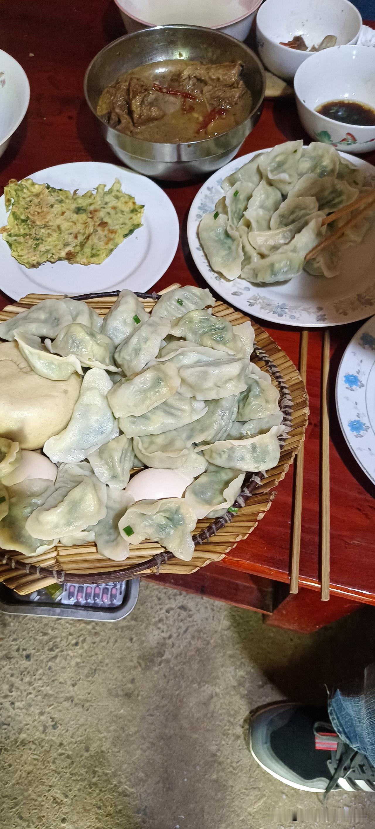 回到老家的第二天，婆婆给包的水饺。说句真心话，真的不喜欢吃水饺。从结婚到现在2