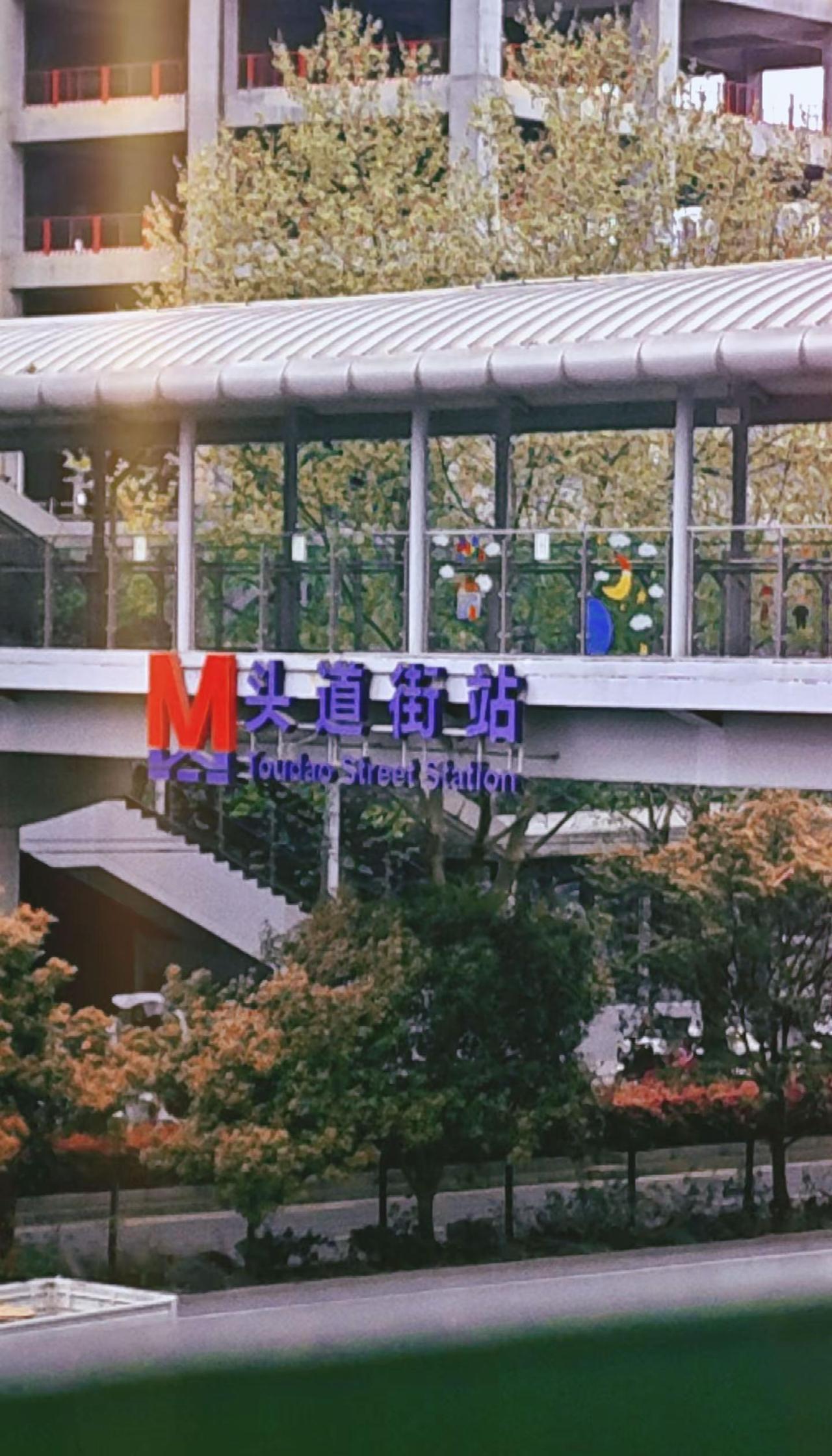 武汉地铁工作人员。武汉地铁工作人员昨天到武汉去吃了火锅导致肠胃炎犯了，今天还