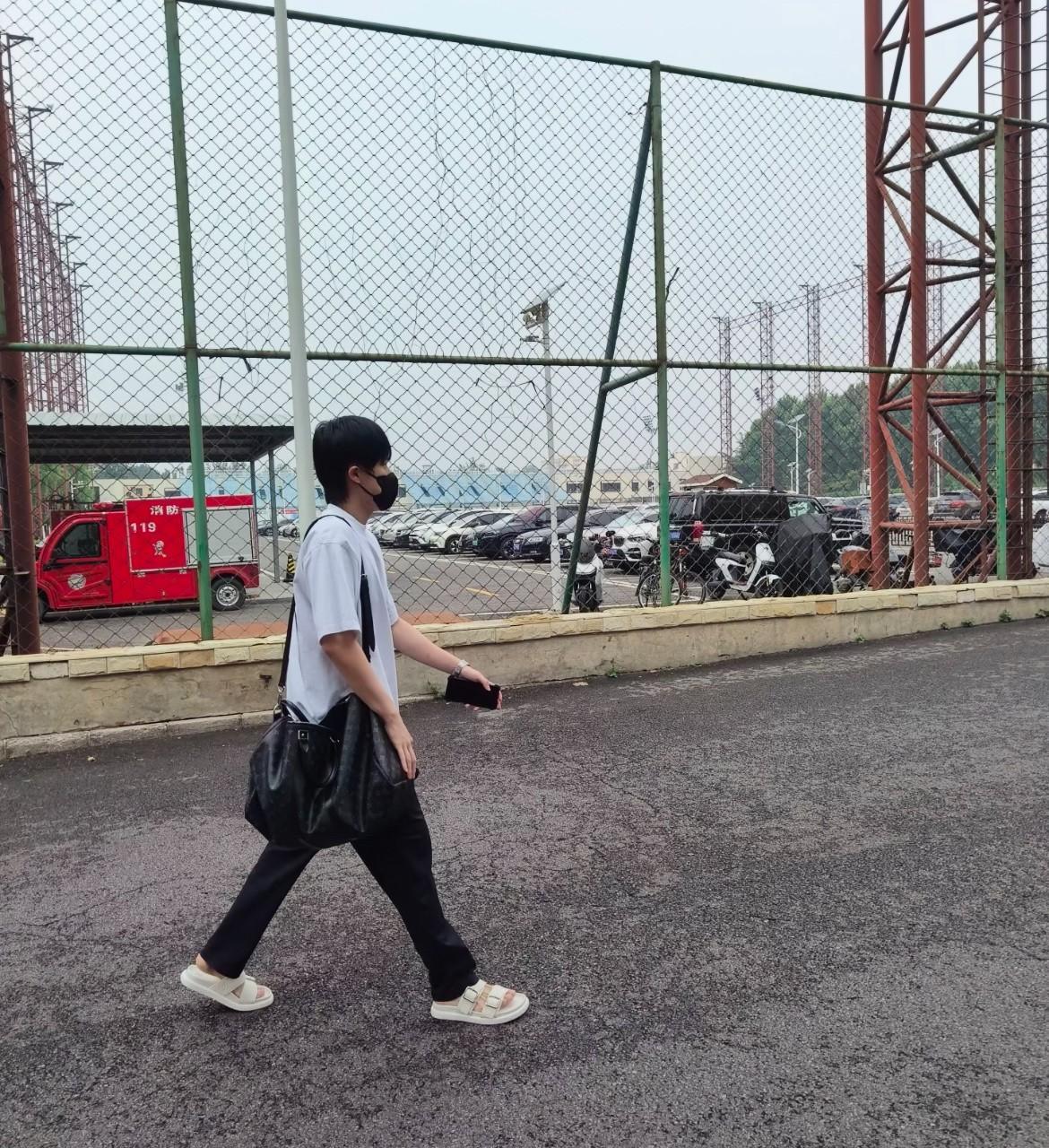 今日份王楚钦，帅气十足……头哥感觉还是私服更帅啊，简单的白短袖黑裤子，凉拖，就